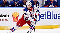 Art�mij Panarin p�ejí�dí s pukem modrou �áru.