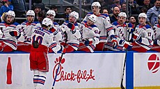 Art�mij Panarin slaví se spoluhrá�i gól v derby proti New York Islanders.