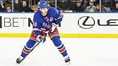 Ruský hokejista Artmij Panarin si chystá puk na stelu.