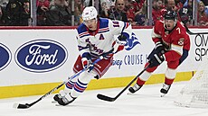 Artmij Panarin prchá s pukem ped dotírajícím Dmitrijem Kulikovem.