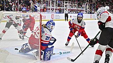 Aneta Tejralová p�ihlí�í �výcarské �anci v úvodním utkání MS �en.