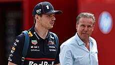 Max Verstappen p�ichází do paddocku p�ed Velkou cenou Bahrajnu.