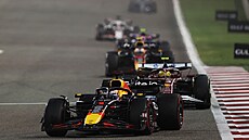 Max Verstappen vjí�dí do první zatá�ky okruhu v Bahrajnu.