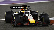 Nizozemský pilot Max Verstappen na trati v Bahrajnu.