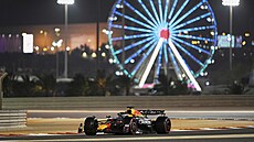 Max Verstappen se prohání po okruhu v bahrajnském Sachíru.