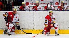 Zklamaní hokejisté Slavie po sestupu z extraligy.