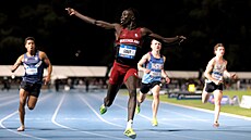 Talentovaný sprinter Gout Gout se raduje z triumfu na australském ampionátu.