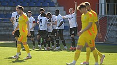 Zlín�tí fotbalisté se radují z gólu v utkání proti Jihlav�.