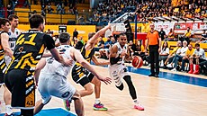 Dínský Jaden Edwards se probíjí skrz píseckou obranou.