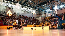 Momentka z druhého tvrtfinále mezi basketbalisty Písku a Dína.