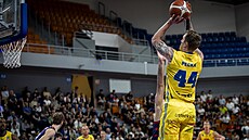 Ladislav Pecka stílí v utkání proti Brnu.