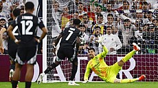 Thibaut Courtois chytá penaltu Bukayovi Sakovi.