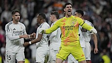Thibaut Courtois slaví chycenou penaltu v odvet s Arsenalem.