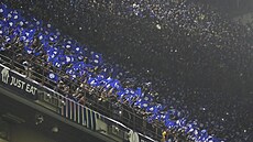 Tribuny plné vlajeek s logem Interu na stadionu San Siro.