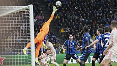 Yann Sommer se natahuje po balonu v utkání s Bayernem Mnichov.