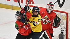 �védská kapitánka Anna Kjellbinová bojuje p�ed ma�arskou brankou.