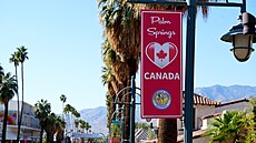 Palm Springs vyv�silo po m�st� desítky  transparent�, které zd�raz�ují podporu...