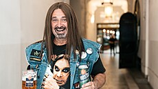 Martin Dejdar jako Ozzák s pivem Husan (15. dubna 2025)