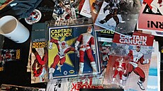 Kanadský komiksový superhrdina Kapitán Canuck Richard Comely rozdává autogramy....