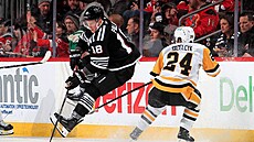 Ond�ej Palát (vlevo) z New Jersey se sna�í udr�et stabilitu v souboji v Mattem...