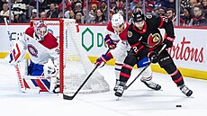 Michael Amadio z Ottawy vede puk b�hem utkání proti Montrealu, zezadu se k n�mu...