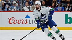 Filip Hronek s pukem na holi.