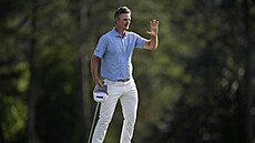 Justin Rose se zdraví s diváky po povedeném prvním kole.