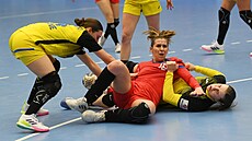 Iveta Kore�ová se po faulu ocitla na palubovce.