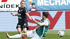 Jablonecký Martin Cedidla a Jan Trédl z Pardubic v souboji o mí�.