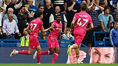 Ben Johnson (uprost�ed) z Ipswiche slaví se spoluhrá�i branku.