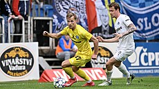 Artur Dolnikov z Olomouce drí mí ped napadajícím Ondejem Kukukou ze...