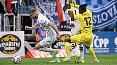Filip Vako ze Slovácka má nejblíe k míi, vedle se petahují Gigli Ndefe a...
