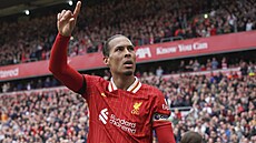 Virgil van Dijk slaví rozhodující branku proti West Hamu.
