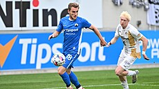 Josef Koeluh si pokrývá mí v zápase proti Hradci.