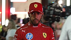 Lewis Hamilton p�ed tréninkem v D�idd�.