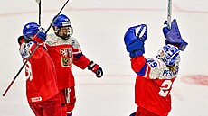 Kristýna Kaltounková, Kateina Mrázová a brankáka Klára Pelarová slaví postup...