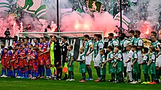 Fotbalisté Plzn� a Bohemians p�ed výkopem.