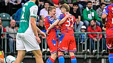 Pavel ulc se raduje z gólu se spoluhráem Lukáem ervem.