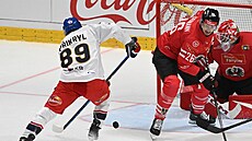 Filip P�ikryl st�ílí branku.