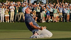 Rory McIlroy slaví triumf na Masters po úsp�chu v play off.