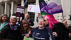 Britský Nejvyí soud rozhodl, e zákon o rovnosti pohlaví definuje enu jako...