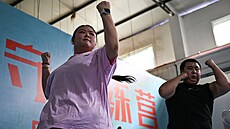 �í�ané s nadváhou cvi�í na hubnoucím tábo�e ve m�st� �cheng-tu. (23. �íjna 2024)