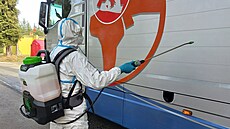 V areálu bývalé celnice na pechodu Halámky hasii dezinfikovali soupravu,...
