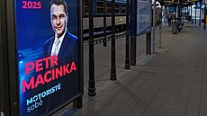 Na brněnském hlavním nádraží visí volební platkát Motoristů sobě s tváří šéfa...