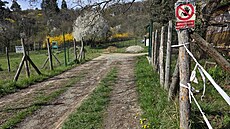 Pr�jezd cestou k zahrádkám v brn�nských Medlánkách je omezen ploty i d�ev�nými...