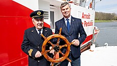 N�kdej�í kapitán Václav Polák (vlevo) p�edal p�ed prvním vyplutím Arno�ta z...
