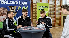 Fotbalisté se podepisovali na karti�ky, k�iltovky i boty.