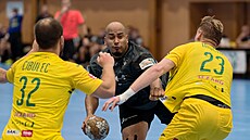 Portorický pivot Edwin Brito Benítez (v �erném) pat�il v minulých letech k...