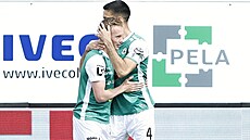 Jablonecký kapitán Nemanja Tekijaki objímá Petra evíka, který rozhodl zápas...