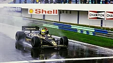 Ayrton Senna p�ojí�dí cílem Velké ceny Portugalska v Estorilu 1985.